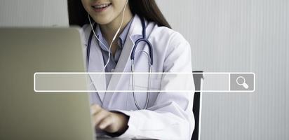 buscando hojeada Internet bar en asiático mujer médico es en línea visitando con un paciente fondo, concepto de buscando hojeada Internet datos información redes para médico y cuidado de la salud foto