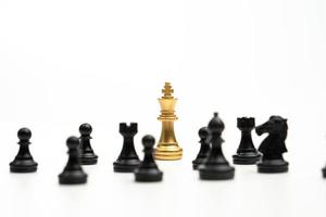rey del ajedrez dorado para estar cerca de otro ajedrez, el concepto de un líder debe tener coraje y desafío en la competencia, liderazgo y visión empresarial para ganar en los juegos de negocios