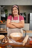 retrato de obeso mujer Cocinando Pizza en el cocina, crudo Pizza en el manos de un ama de casa. hecho en casa Pizza Cocinando en el cocina a hogar. aprendizaje cómo a hacer sabroso Pizza cena almuerzo foto