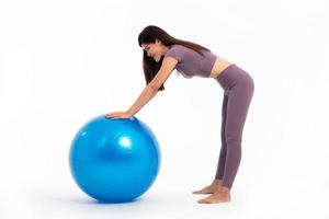 sano asiático mujer rutina de ejercicio con fitball en aislado blanco fondo, concepto de bueno salud empieza con ejercicio. foto