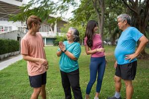 sano familia grupo instructores rutina de ejercicio en Fresco aire, y ellos descanso y estar juntos después Mañana ejercicios en parque. al aire libre actividades, sano estilo de vida, fuerte cuerpos, ajuste cifras, salud cuidado. foto