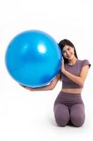 sano asiático mujer rutina de ejercicio con fitball en aislado blanco fondo, concepto de bueno salud empieza con ejercicio. foto