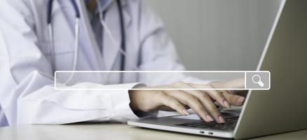 buscando hojeada Internet bar en asiático mujer médico es en línea visitando con un paciente fondo, concepto de buscando hojeada Internet datos información redes para médico y cuidado de la salud foto