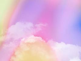 belleza dulce amarillo pastel rosa colorido con nubes esponjosas en el cielo. imagen de arco iris de varios colores. fantasía abstracta luz creciente foto