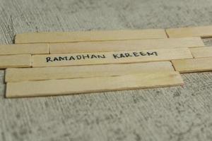 islámico citas. ramadhan kareem texto en de madera palo. foto