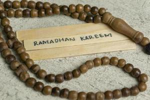 islámico citas. ramadhan kareem texto en de madera palo. foto