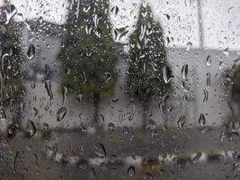 un gotas de lluvia goteo abajo el parabrisas de el coche. para gotas de lluvia antecedentes. No personas foto