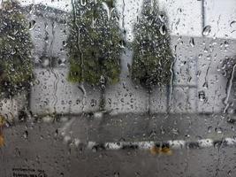 un gotas de lluvia goteo abajo el parabrisas de el coche. para gotas de lluvia antecedentes. No personas foto