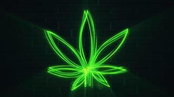 embrasé vert néon lumière cannabis feuille Contexte animation avec écoulement particules et lumière poutres. cette mouvement Contexte est plein HD et une sans couture boucle. video