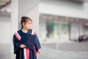 contento asiático muchachas en graduación vestidos en su graduación día a graduación escolar concepto con Copiar espacio. foto