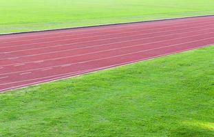 corriendo pista y verde hierba, directa atletismo corriendo pista a deporte estadio foto