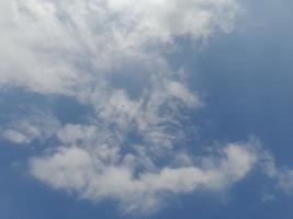 hermosas nubes blancas sobre fondo de cielo azul profundo. grandes nubes esponjosas suaves y brillantes cubren todo el cielo azul. foto