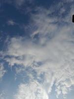 hermosas nubes blancas sobre fondo de cielo azul profundo. grandes nubes esponjosas suaves y brillantes cubren todo el cielo azul. foto