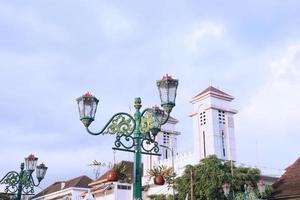 Clásico ciudad lámpara con azul cielo ver y nubes foto