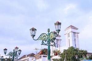 Clásico ciudad lámpara con azul cielo ver y nubes foto