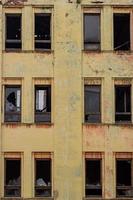 roto ventanas en el antiguo amarillo casa. foto