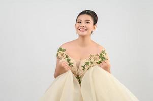 joven novia hermosa asiática sonriendo con feliz sobre fondo blanco foto