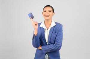 mujer hermosa joven en ropa formal para oficial con tarjeta de crédito foto