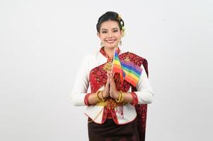 retrato de joven mujer en tailandés del nordeste tradicional ropa participación arco iris bandera foto