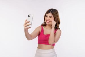 Retrato de feliz sonriente joven selfie con smartphone aislado sobre fondo blanco. foto