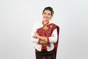 retrato de hermosa tailandés mujer en tradicional ropa en pie posando foto