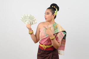 retrato de hermosa tailandés mujer en tradicional ropa posando con ventilador billete de banco foto