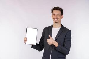 retrato de un hombre de negocios alegre y atractivo que utiliza una aplicación de dispositivo que busca en la web aislada sobre un fondo de color blanco foto