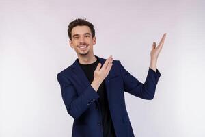 retrato de un joven hombre de negocios feliz y sonriente que presenta y muestra su texto o producto aislado de fondo blanco foto