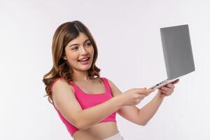 retrato de joven mujer tomando un foto con ordenador portátil computadora aislado terminado blanco antecedentes