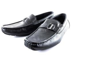 par de negro masculino clásico Zapatos en blanco antecedentes foto