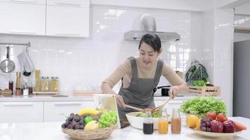 mulher cozinhando na cozinha video