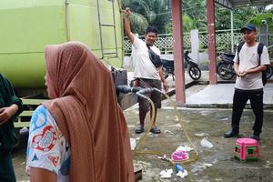 kuaro este kalimantán, Indonesia marzo 13, 2023 mujer hacer cola para abultar Cocinando petróleo foto