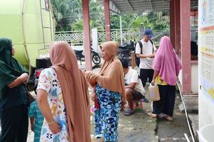 kuaro East Kalimantan, Indonesia March 13, 2023 women queuing for bulk cooking oil photo