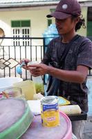 kuaro Kalimantan timur, Indonesia 6 6 marzo 2023. un itinerante hielo vendedor de es dawet, un tradicional indonesio bebida foto