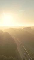 Die Sonne geht über einem nebelverhangenen Feld auf video