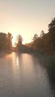 das Sonnenuntergang im das Fluss video