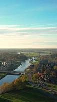 rivier- loopt door velden en een gemeenschap video