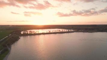 el río corre a través de los campos y una comunidad video