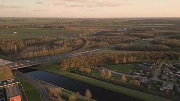Fluss fließt durch Felder und eine Gemeinde video