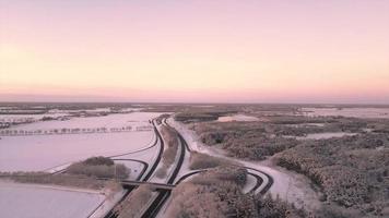 pássaro olho Visão do pavimentou estrada sobre Nevado Relva Campos video