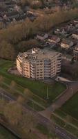 Antenne Aussicht von Sonne scheint durch ein Stadt, Dorf video