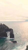 una spiaggia rocciosa durante il tramonto video