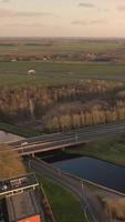 Fluss fließt durch Felder und eine Gemeinde video