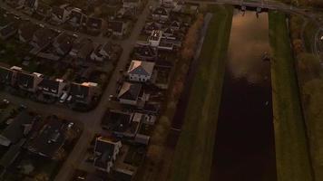 Antenne Aussicht von Sonne scheint durch ein Stadt, Dorf video