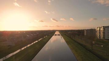 el río corre a través de los campos y una comunidad video