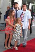 Judd apatow con su hijas maude iris Adán Sandler llegando a el gracioso personas mundo estreno a el arco de luz hollywood teatros en los angeles California en julio 20 2009 2008 foto