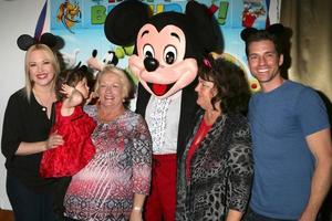 los angeles, 4 de diciembre - adrienne frantz bailey, amelie bailey, la madre de scott bailey, el personaje de mickey mouse, vicki franz, scott bailey en la primera fiesta de cumpleaños de amelie bailey en una residencia privada el 4 de diciembre de 2016 en studio city, ca foto