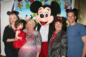 los angeles, 4 de diciembre - adrienne frantz bailey, amelie bailey, la madre de scott bailey, el personaje de mickey mouse, vicki franz, scott bailey en la primera fiesta de cumpleaños de amelie bailey en una residencia privada el 4 de diciembre de 2016 en studio city, ca foto