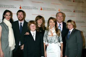 jenny volar, sean volar, kris melocotón, katie volar, Jane Seymour, James melocotón, y Johnny melocotón llegando a el 4to anual los angeles gala para el cristóbal y dana juez local base, a el beverly Hilton hotel, en beverly sierras, California diciembre 2, 2008 foto