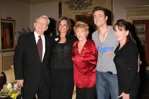 Guillermo suela de invierno, cadena walton, Jeanne cobre, Daniel Dios, y Kate linder en el conjunto de el joven y el inquieto celebrando Jeanne cobre s 80 cumpleaños en los ángeles, California en octubre 24, 2008 foto